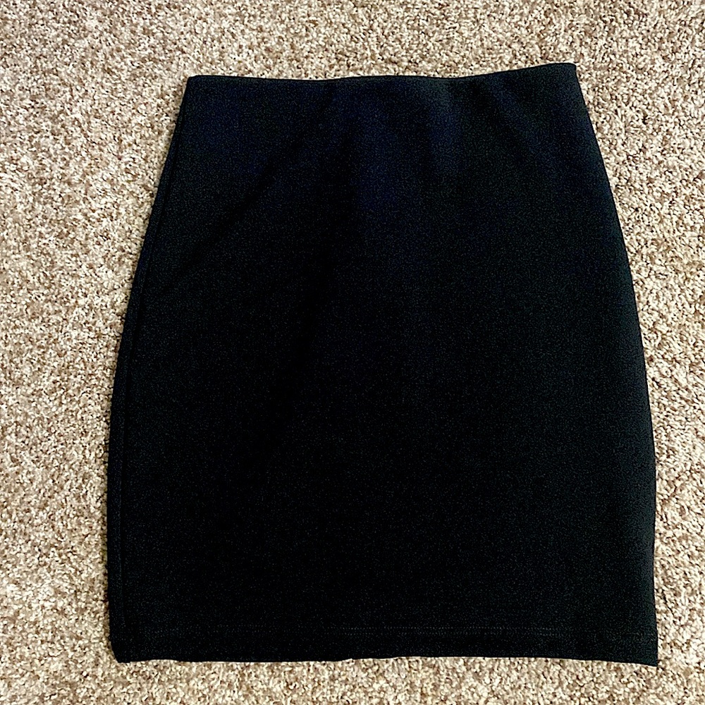New✨Lulus black high rise pencil skirt w/ zipper back. Lined & stretchy!! XS